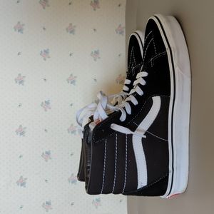 SOLD Vans 🛹 Sk8-Hi 😶🌫️ Black and White Shoes